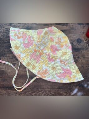 Cotton sun hat.